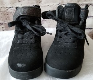 chicas con tenis fila