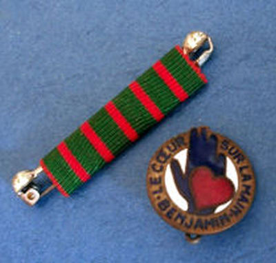 LE COEUR SUR LA MAIN BENJAMIN MINIATURE LAPEL BADGE