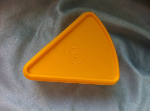 Tupperware Kuchendose Box Dreieck Gefrierbehälter Kuchenbehälter Brotdose gelb - Bild 2 von 4