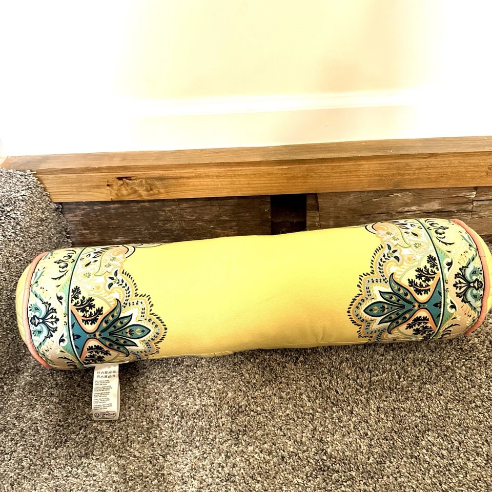 Almohada acolchada amarilla Anthropologies Iskra en forma de cilindro floral 7" x 24" Foto 2 de 4