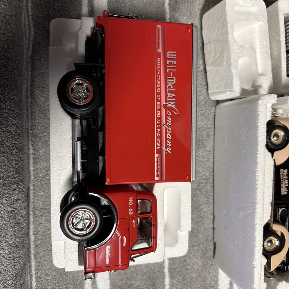 Camioneta pickup ERTL Ford Motor Company C-800 Weil McLain Company escala 1/34 Foto 2 de 4