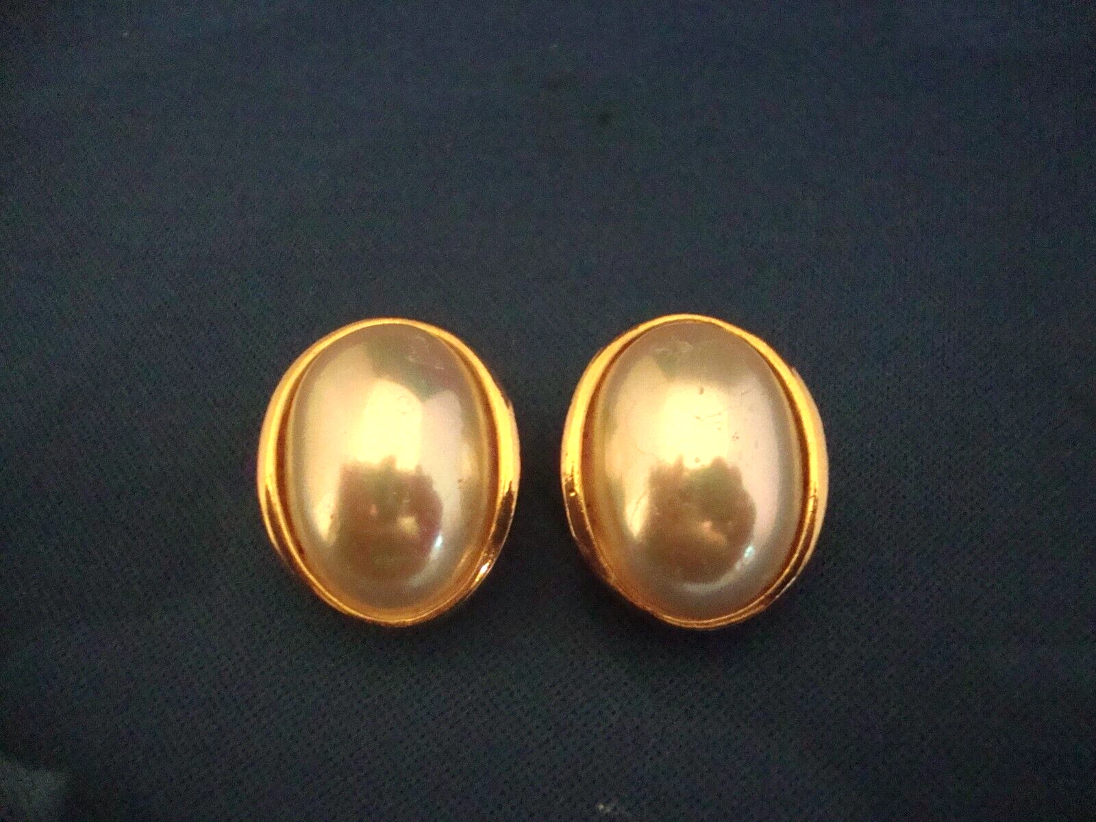 Boucles d'oreilles clips Christian Dior ton or vers 1980 fausse perle estampillée longu
