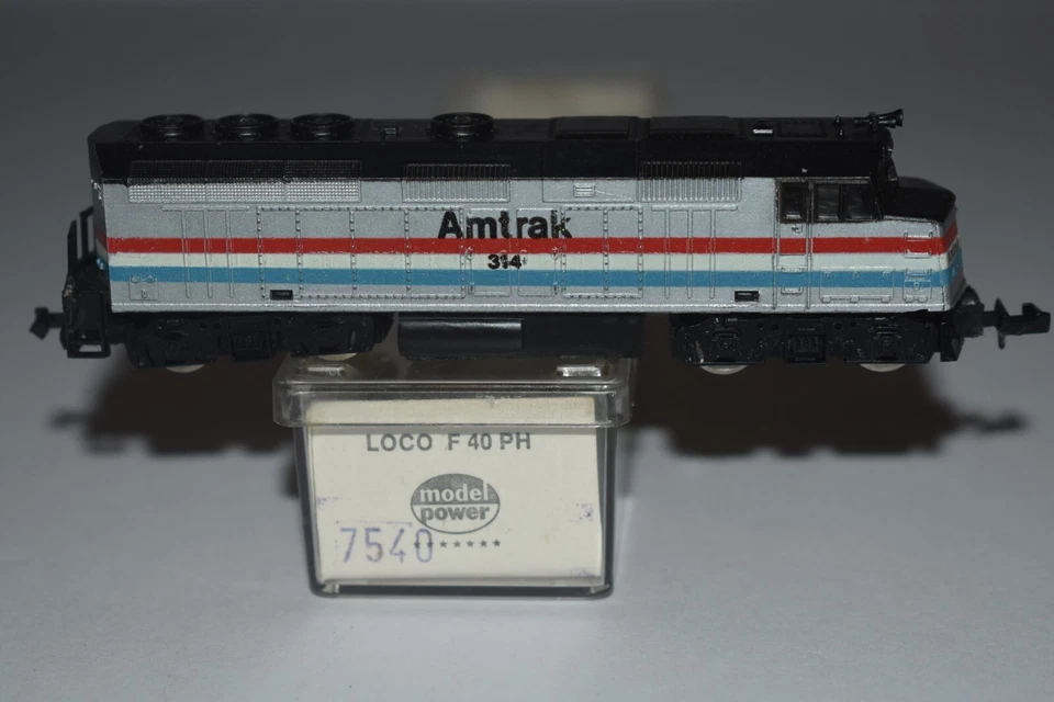 N Scale Model Power Amtrak F40PH Diesel Locomotive C50834 - Image 2 of 3