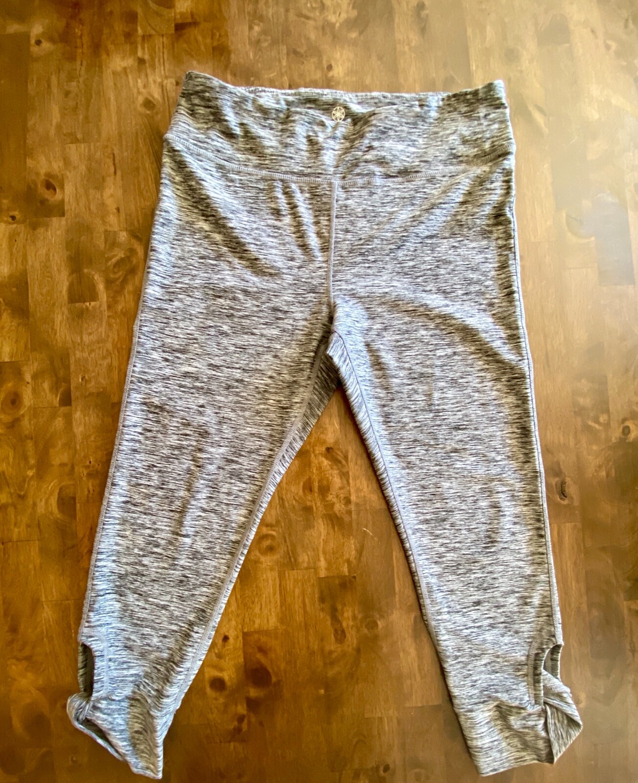 GAIAM YOGA PANTS CAPRI WOMEN'S SIZE LARGE GRAY WHITE CUT OUT TWISTED FABRIC-image