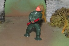 NEAR MINT BARCLAY LEAD TOY PODFOOT SOLDIER RUNNING W/RIFLE IN SCARCE GREEN-1950