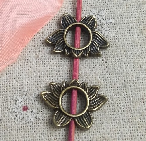 Envío gratuito 86 piezas Espaciadores antiguos de flores de loto de bronce 14x19 mm L-4916 - Imagen 2 de 4