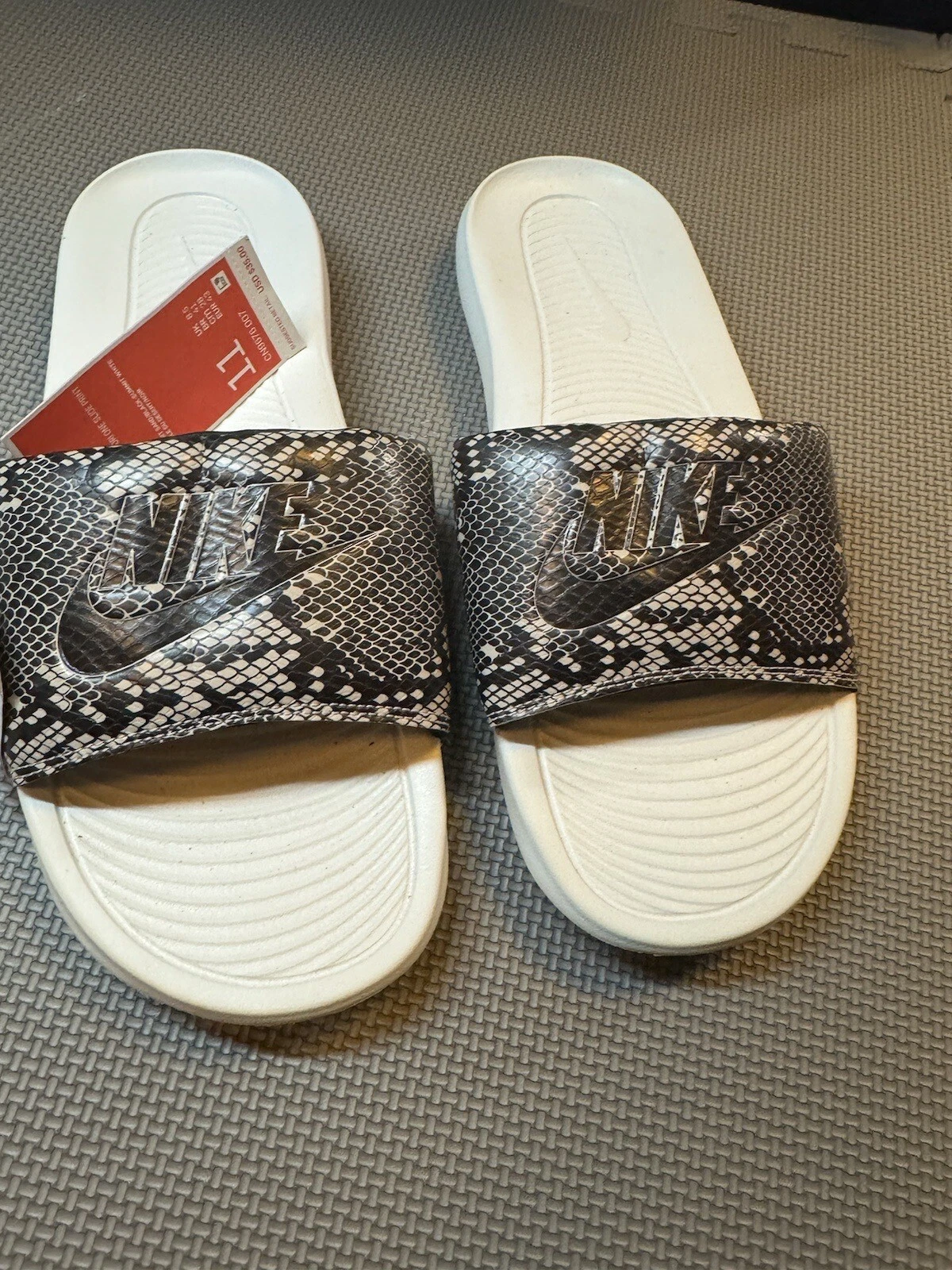 Sandali da donna Nike Victori One Slide taglia 11 stampa serpente neri bianchi sabbia