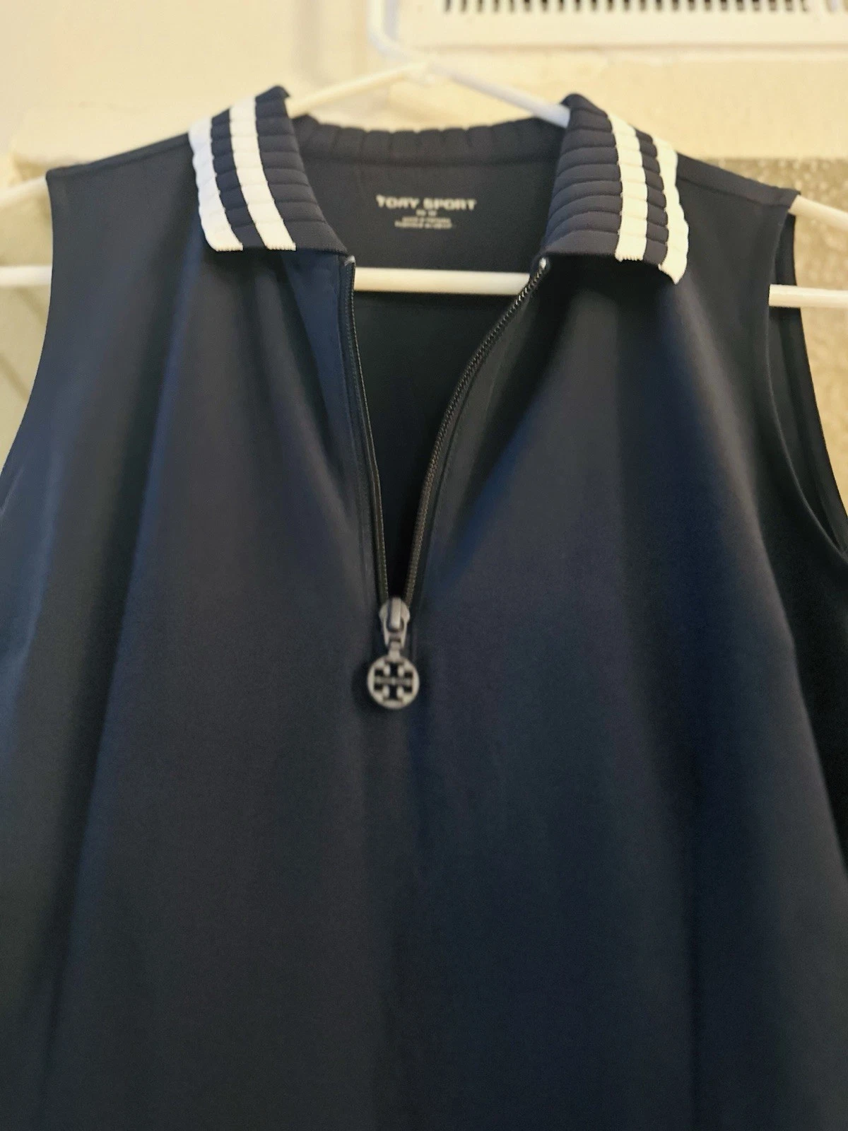 Abito da golf TORY BURCH Sport Large blu navy con colletto zip performance plissettato ?