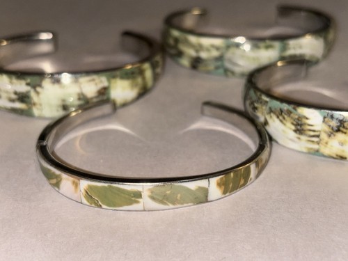 Four (4) Vintage green Shell Cuff Bracelets made in Philippines - Picture 18 of 20