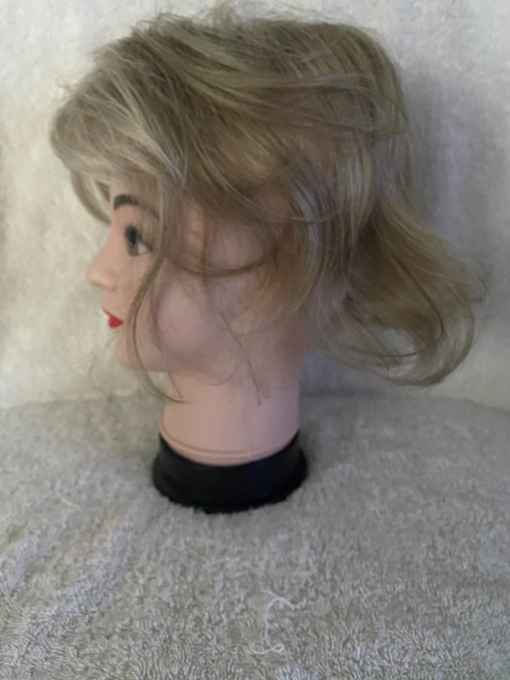 "EMMA" Mediano TOPPER en Taupe Esmerilado de Pelucas Secretas de Godiva Foto 2 de 4