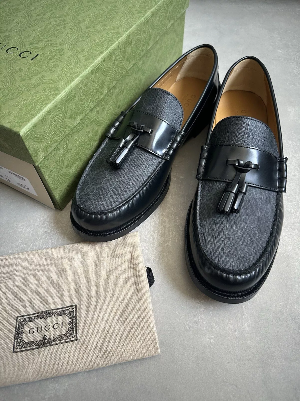 Mocassins Gucci Kaveh GG Supreme en cuir à pompons chaussures noir UK 13 673817 1354G