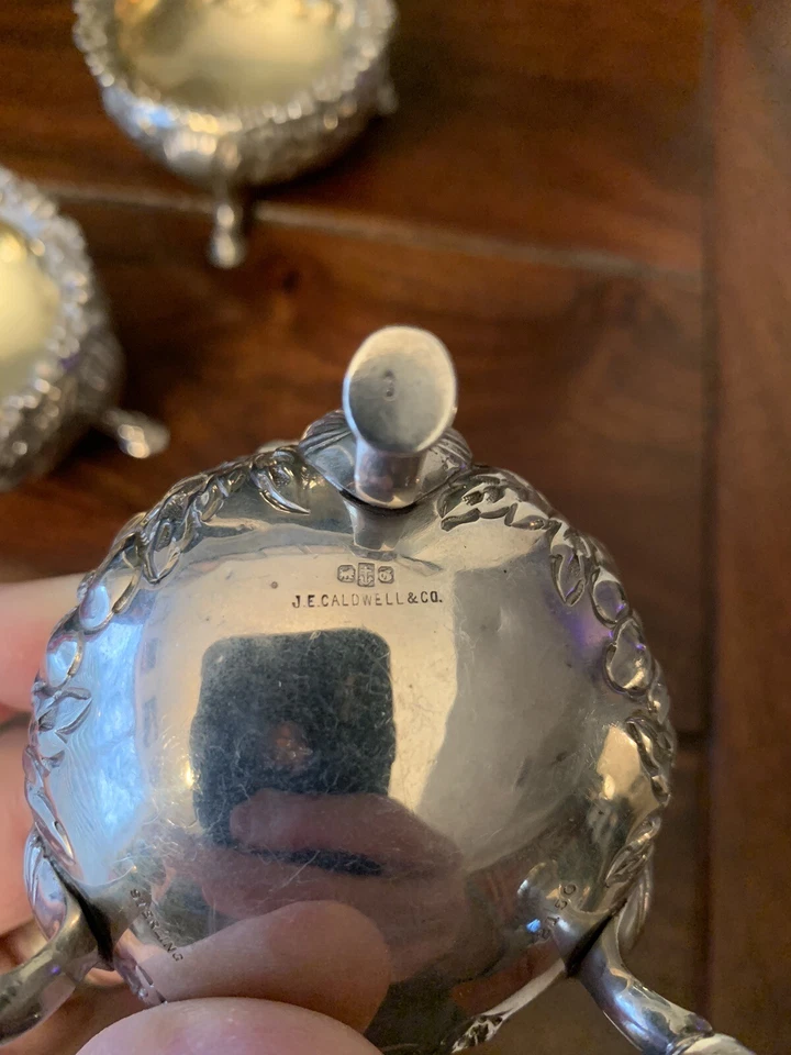 Plato de sal abierto Repousse - 3 en total - Gorham vintage esterlina con interior dorado Foto 3 de 4