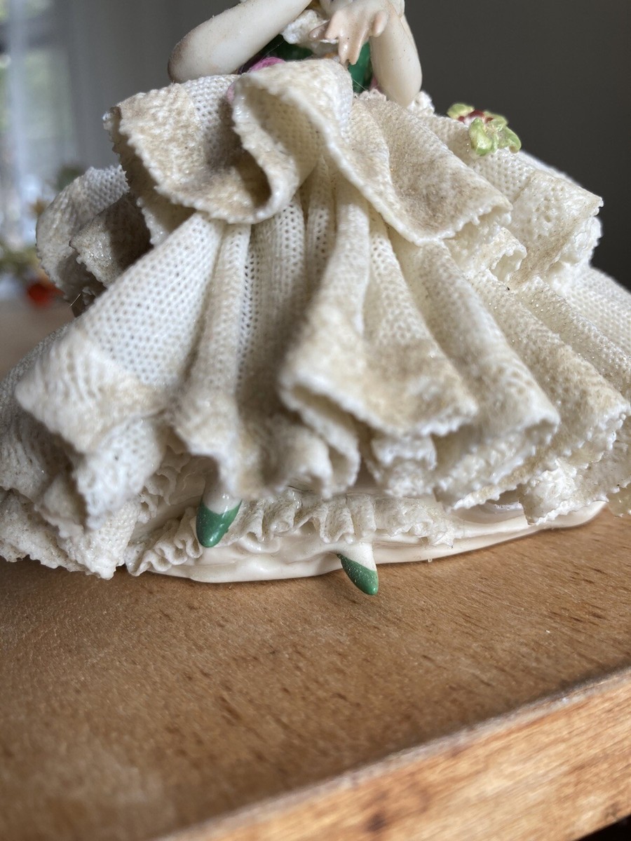 1 / 3 Dresden　ドレスデン　ソファーチェアに座る女性と鳥の置物 German Dresden Lace Porcelain Seated Girl Figurine 1940s | eBay