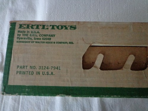 ERTL JOHN DEERE PARTS EXPRESS CAB OVER TRACTOR TRAILER PRESSED STEEL TITAN CAB - Picture 4 of 6