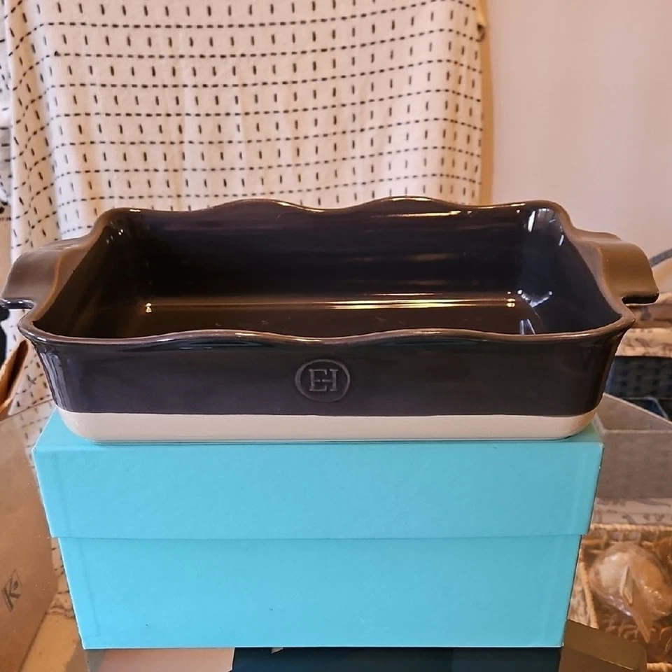 Panadero rectangular con volantes de cerámica francesa Emile Henry grande en gris oscuro Foto 2 de 4