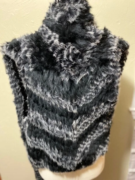 Chaleco de piel de conejo Marc by Marc Jacobs negro y gris, talla O/S Foto 2 de 4