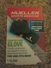Mueller Reversible Compression Glove with Thermo Reactive Technology