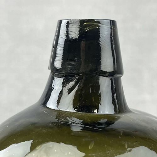 "Antigua botella de ginebra con estuche de oliva oscuro con paneles acanalados de 10 1/2""" - Imagen 7 de 14