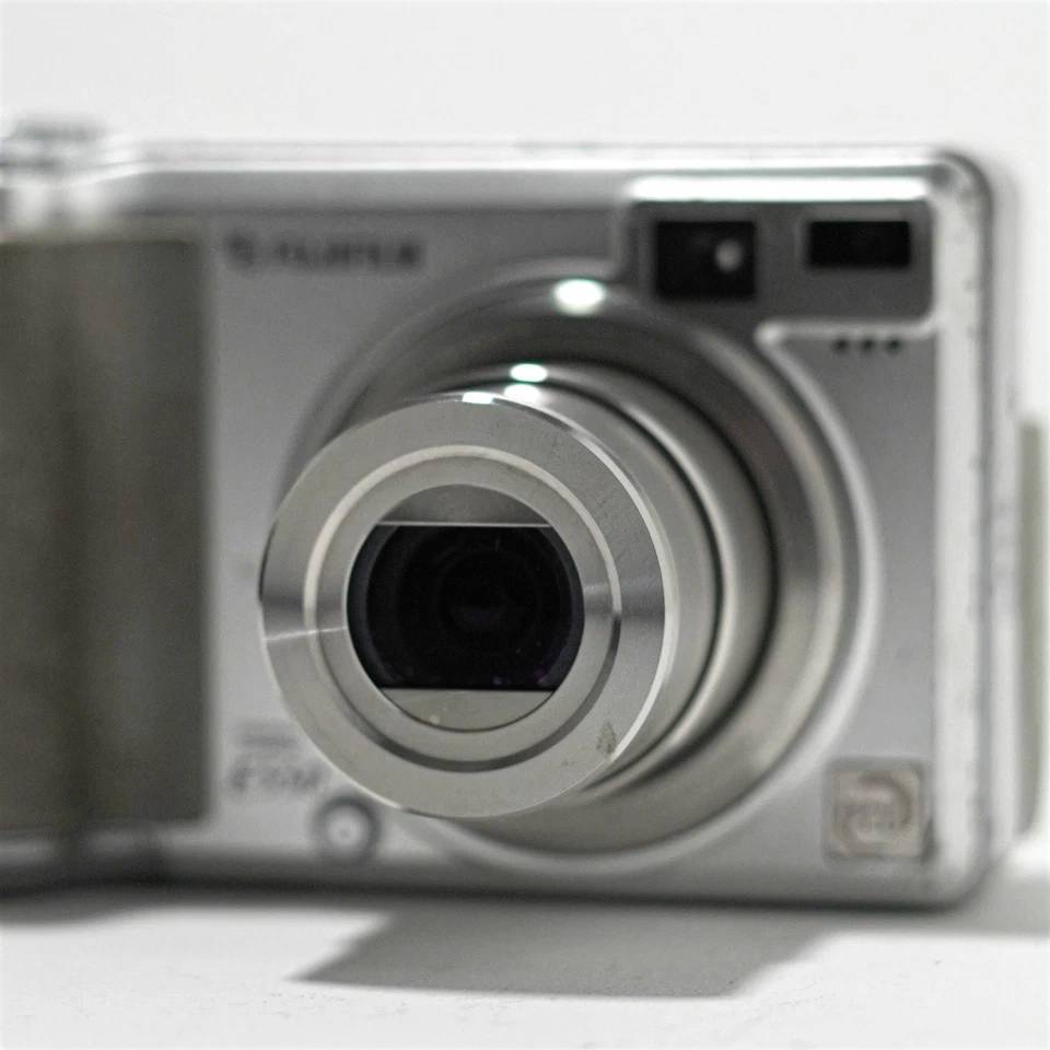 Fujifilm FinePix E550 6.3MP Digital Camera, Silver - Tested, photo 3 of 5