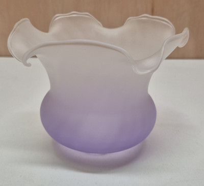 Vintage Milchglas Lampenschirm weiß lila satiniert geraffter Rand Leuchte Kugel