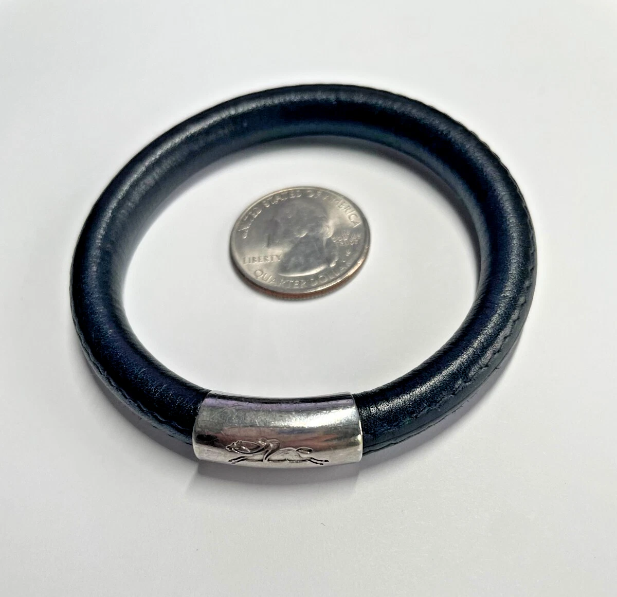 Bracciale Longchamp in pelle nera con logo Longchamp argento