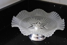DAVIDSON STARBURST WHITE FROSTED OPAQUE GLASS SILVER PEDESTAL FLUTED CAKE PLATE