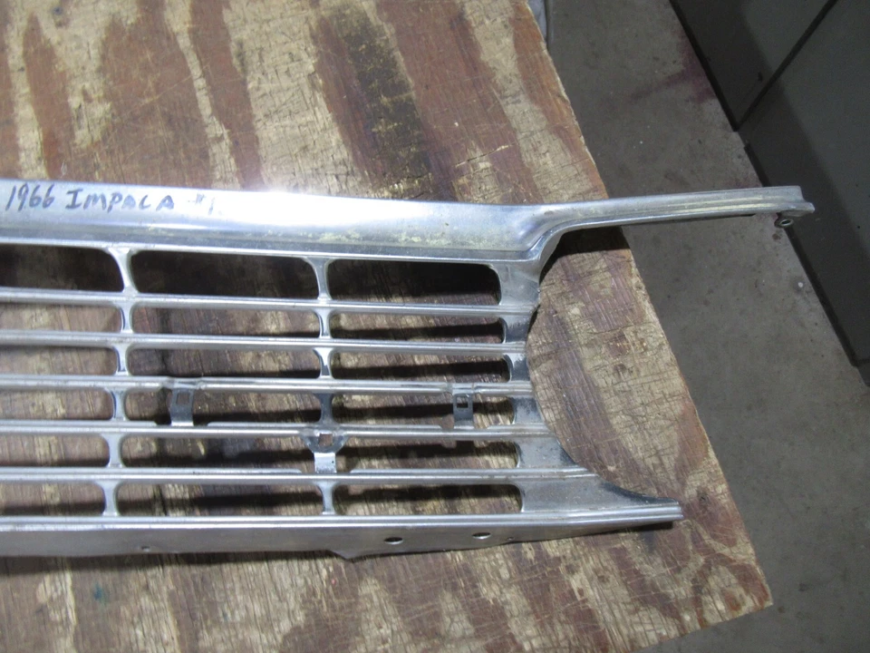 1966 Chevrolet Impala Belair Biscayne original front grille trim molding insert - Imagem 4 de 4