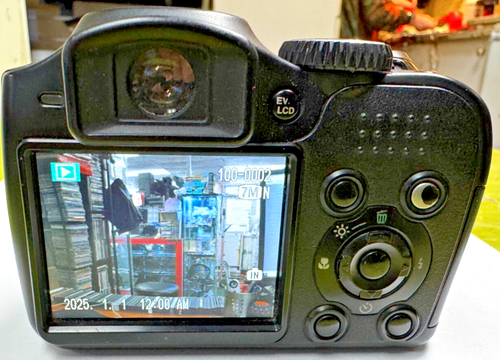Fujifilm FinePix S700 7.1 Megapixel Digital Camera-PLEASE READ - Picture 2 of 4