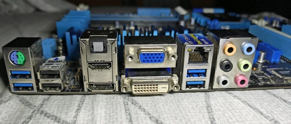 Scheda Madre ASUS P8Z77-V PRO LGA1155 DDR3 - 2 SATA Mancanti - Testata e Funzion - Immagine 3 di 4