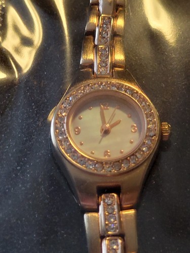 Peal Color Dial Crystal Accent Round Case Gold Tone Bracelet Band Watch - Picture 4 of 5
