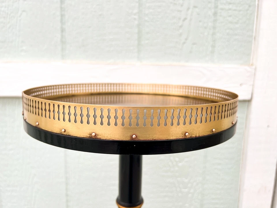 Soporte de caoba estilo regencia Kittinger con detalles de galería de latón negro y dorado Foto 4 de 4