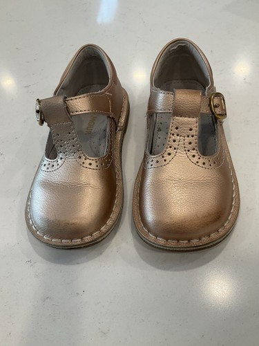 Zapatos con correa en T de cuero dorado rosa L’AMOUR. #F526. Niña talla 10. Excelente estado. - Imagen 3 de 10