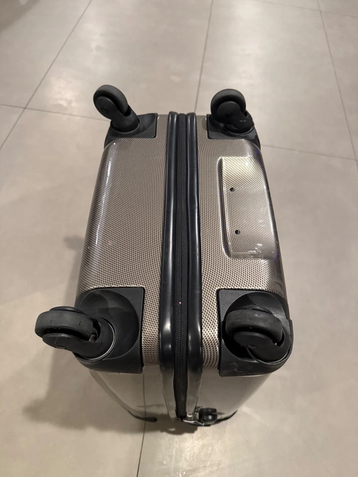 TUMI VAPOR 22" BAGAGEM DE MÃO CONTINENTAL FIBRA DE CARBONO CINZA - ÓTIMO NEGÓCIO! - Imagem 3 de 4