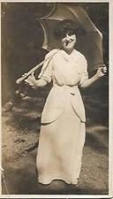 FOUND PHOTO Original BLACK AND WHITE Portrait EARLY 20TH CENTURY WOMAN 29 47 E