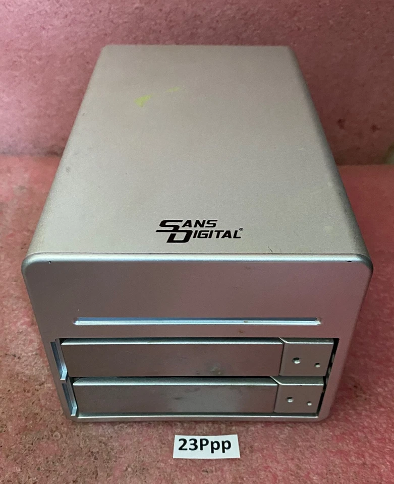 Estuche RAID Sans Digital con 2 discos duros externos USB 2.0 de 2 TB. Foto 2 de 4