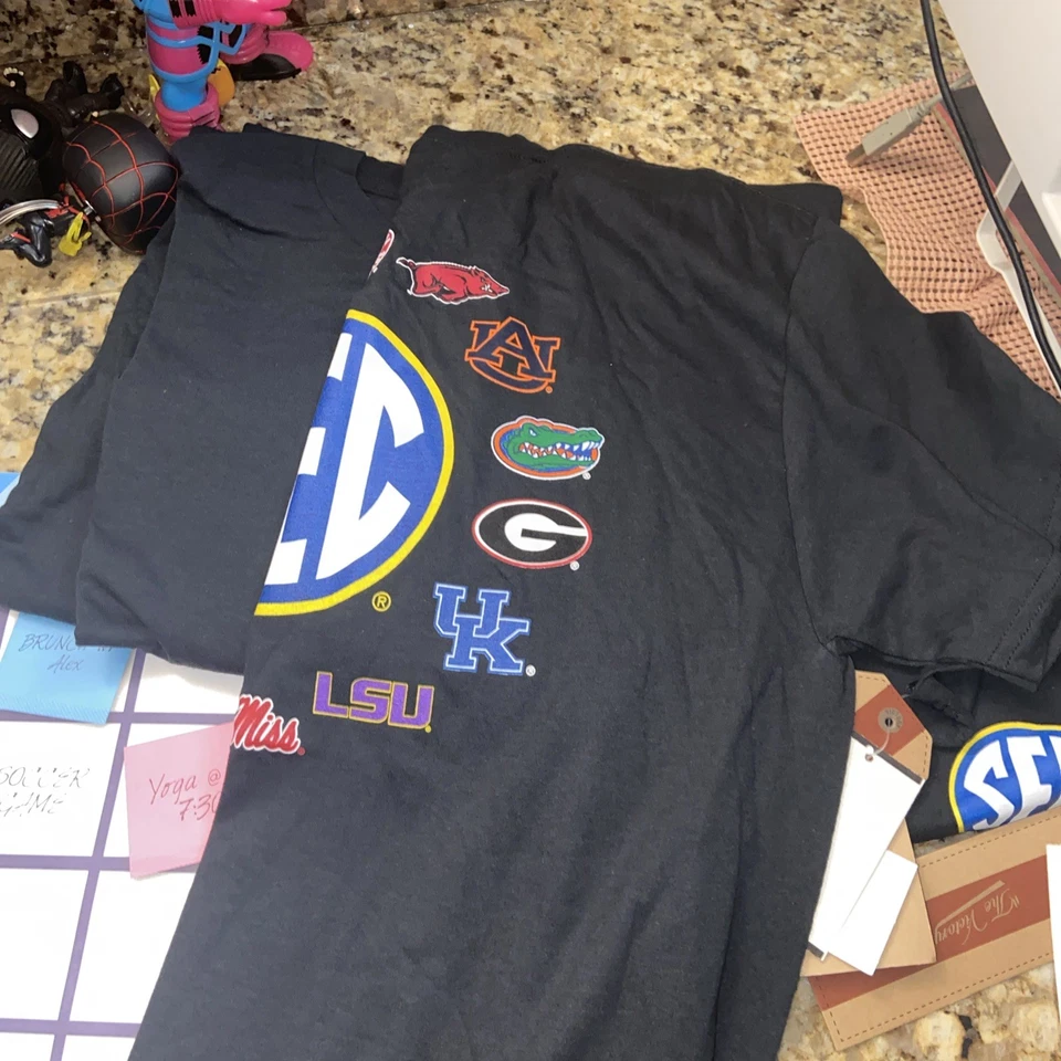 Camisa SEC Todos los Equipos Adulto Mediana Negra LSU Ole Miss Georgia Auburn Kentucky Foto 3 de 3