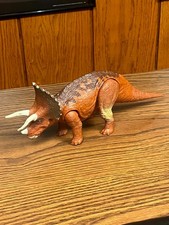 2017 Jurassic World Fallen Kingdom Roarivores Triceratops -NEEDS NEW BATTERY