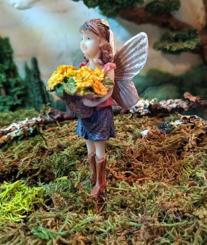 Miniature Garden Fairy Amelia with a bouquet of flowers with 2" pick WS 2138 - Picture 6 of 7