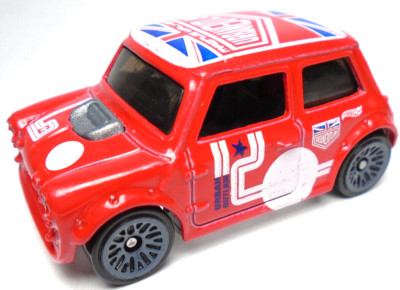 2014 HOT WHEELS MORRIS MINI URBAN OUTLAW RED 1:64 DIECAST 2 1/4'' CAR W/ WHITE