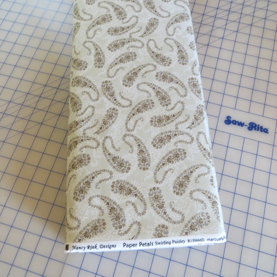 Por yarda, pétalos de papel, cachemira sobre algodón crema oscuro de Marcus Fabrics Foto 2 de 3