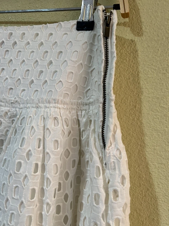 Falda midi forrada con ojales de punto blanco Banana Republic línea A cremallera talla 2 K2 Foto 4 de 4