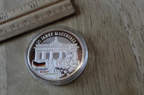 GERMANY 25 JAHREMAUERFALL MEDAL 39MM GOLD / SILVER PLATED - Picture 1 of 2