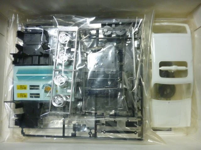 Bonus included! Imai 1/20 Subaru Rex Combi 1981 model, unopened - Image 3 of 4