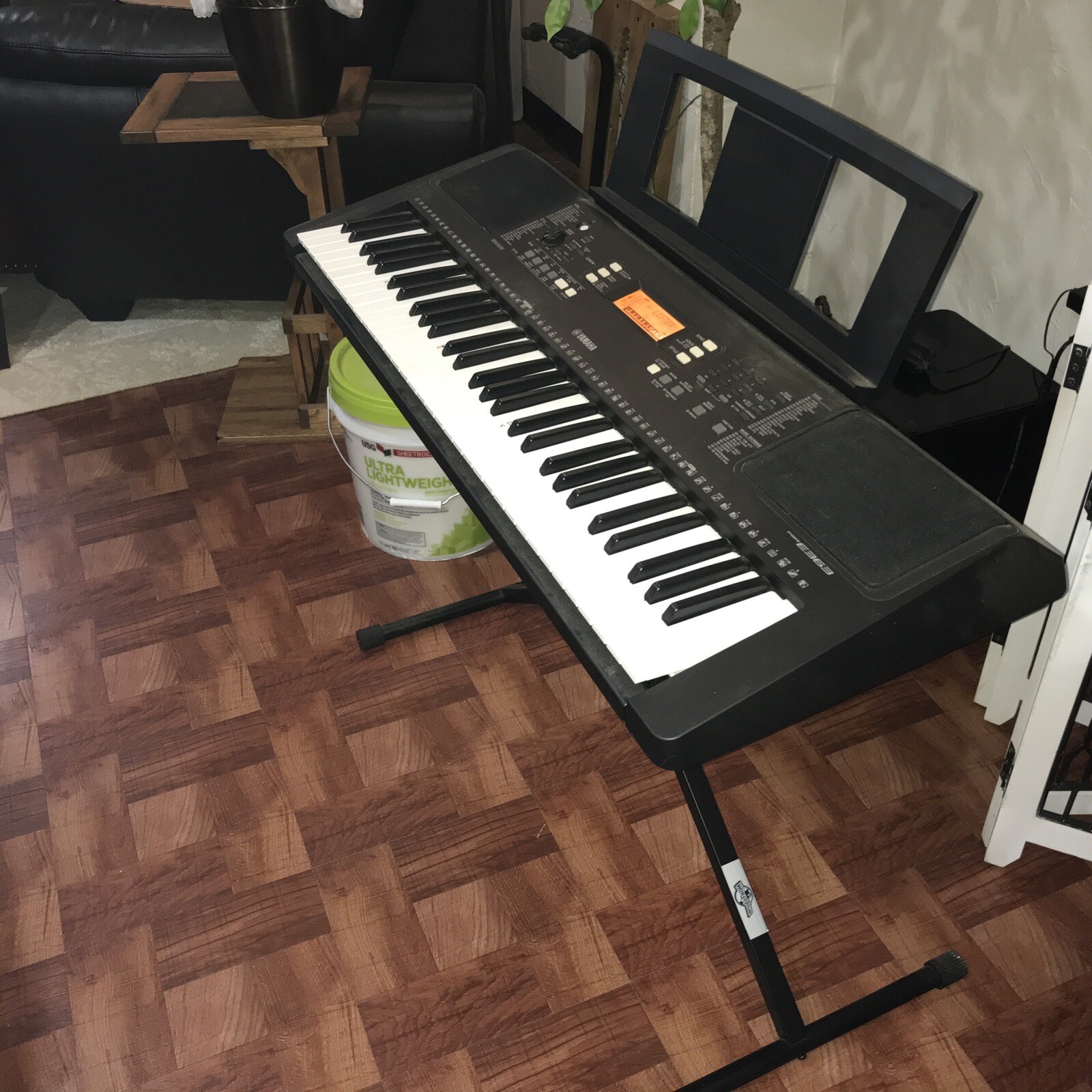 Yamaha PSR E363 Portable Electronic Keyboard w/Stand , adapter and