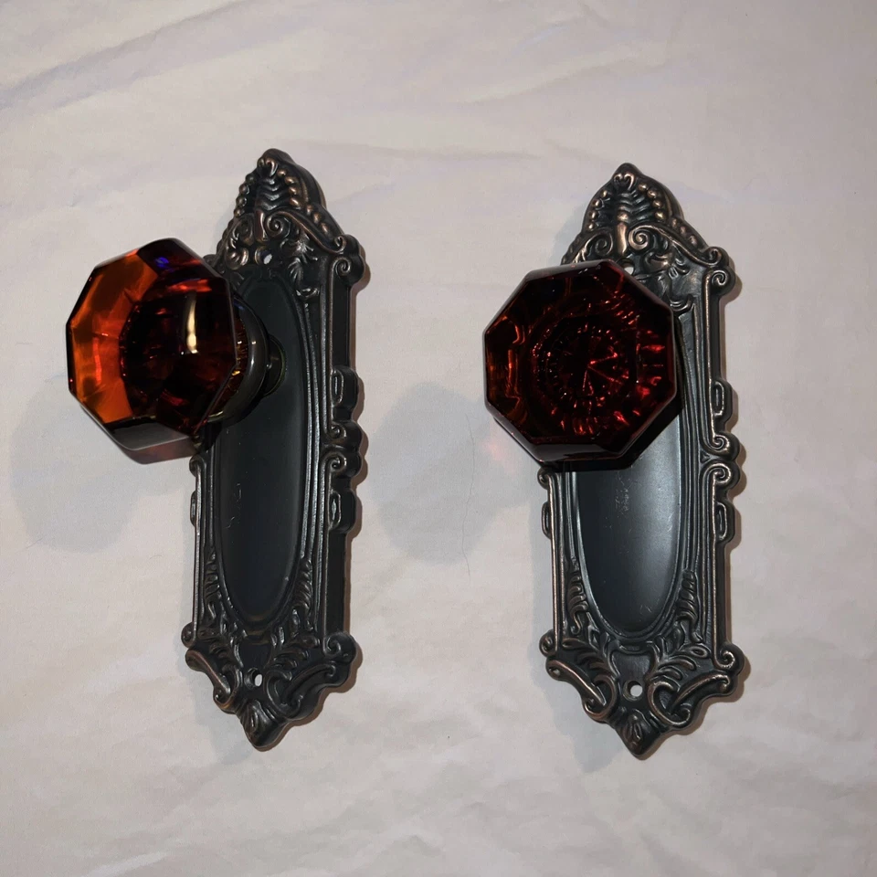 Perillas de puerta ámbar interiores de placa victoriana e interior de almacén nostálgico Foto 2 de 4