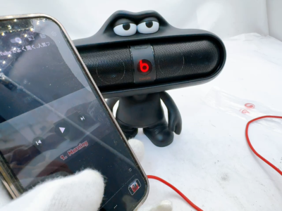 Beats Pill 2.0 Bluetooth Speaker Black B0513 + Dude Stand w