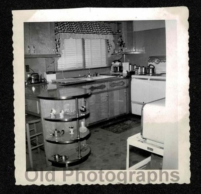 1950s KITCHEN WOODEN CUPBOARDS KNICK-KNACK SHELVES OLD/VINTAGE PHOTO- A711