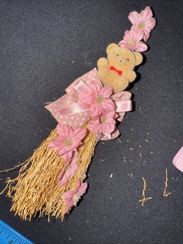 Carrete de madera, escoba y pizarra imanes de nevera vintage de oso de peluche flocado años 90 - Imagen 8 de 12