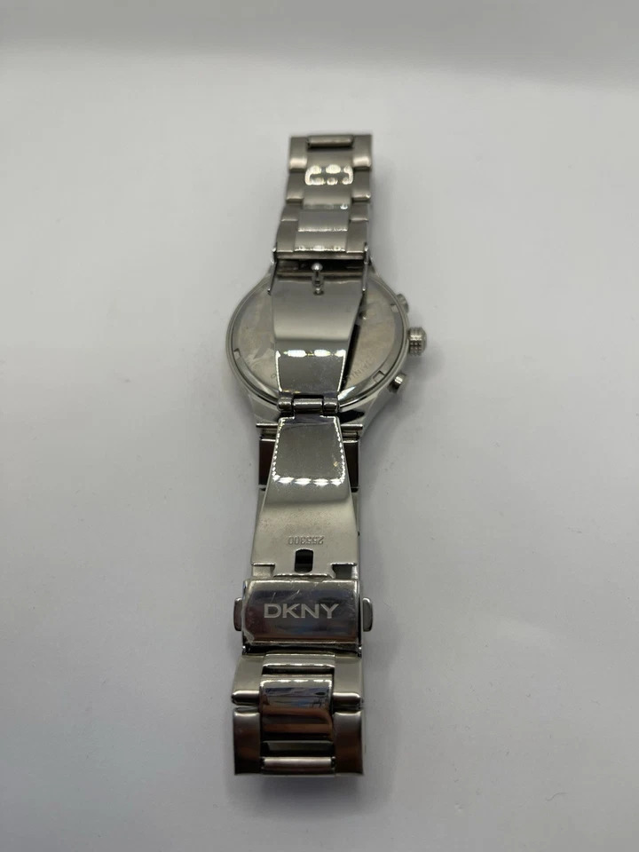 Reloj con correa de cerámica DKNY Chambers de acero inoxidable Foto 4 de 4