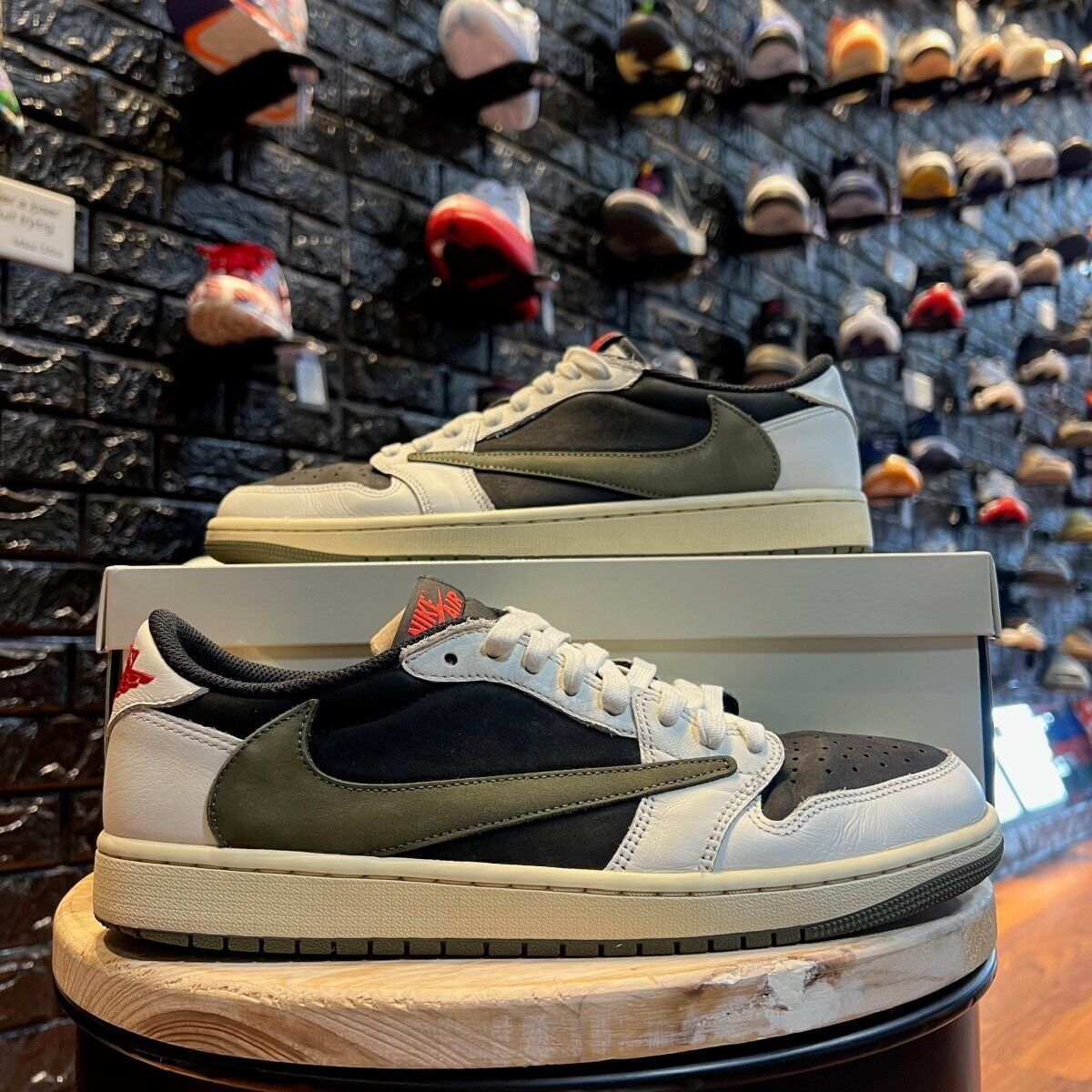 Travis Scott x Air Jordan 1 Low OG 'Olive' - Gently Enjoyed Travis Scott x Air Jordan 1 Low OG 'Olive' - Gently Enjoyed